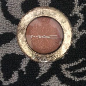 Mac-eyeshadow color is delicate drift